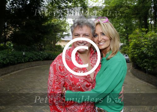 Blaricum 14 juni 2015
Rene Froger heeft een surprise feestje voor zijn vrouw Natasja georganiseerd voor haar 50e verjaardag. Het feest vindt plaats in de tuin van hun huis.