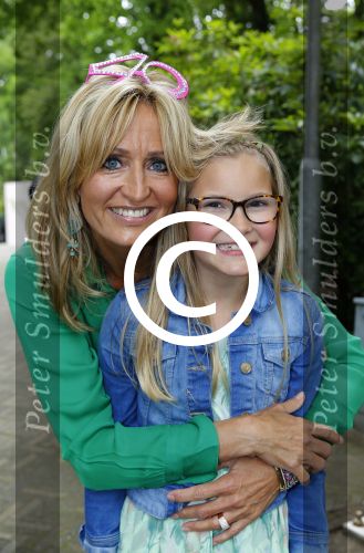 Blaricum 14 juni 2015
Rene Froger heeft een surprise feestje voor zijn vrouw Natasja georganiseerd voor haar 50e verjaardag. Het feest vindt plaats in de tuin van hun huis. Natasja met kleindochter Charlie