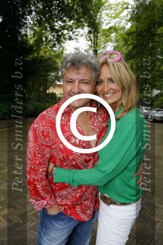Blaricum 14 juni 2015
Rene Froger heeft een surprise feestje voor zijn vrouw Natasja georganiseerd voor haar 50e verjaardag. Het feest vindt plaats in de tuin van hun huis. Natasja met kleindochter Charlie