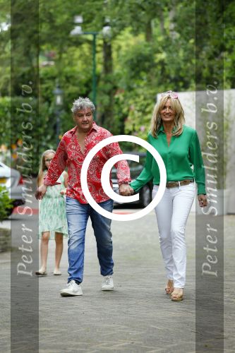 Blaricum 14 juni 2015
Rene Froger heeft een surprise feestje voor zijn vrouw Natasja georganiseerd voor haar 50e verjaardag. Het feest vindt plaats in de tuin van hun huis. Natasja met kleindochter Charlie