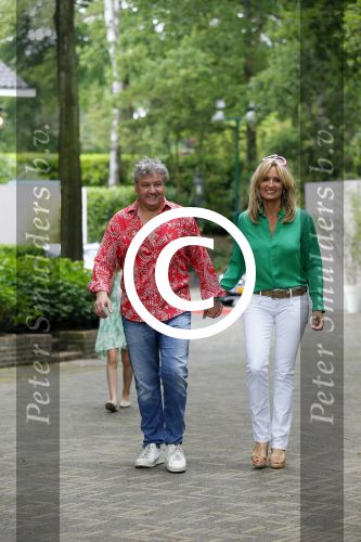 Blaricum 14 juni 2015
Rene Froger heeft een surprise feestje voor zijn vrouw Natasja georganiseerd voor haar 50e verjaardag. Het feest vindt plaats in de tuin van hun huis. Natasja met kleindochter Charlie