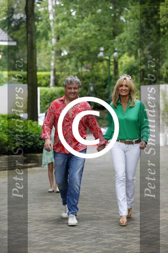Blaricum 14 juni 2015
Rene Froger heeft een surprise feestje voor zijn vrouw Natasja georganiseerd voor haar 50e verjaardag. Het feest vindt plaats in de tuin van hun huis. Natasja met kleindochter Charlie