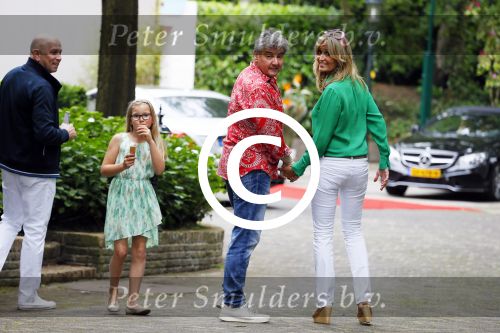 Blaricum 14 juni 2015
Rene Froger heeft een surprise feestje voor zijn vrouw Natasja georganiseerd voor haar 50e verjaardag. Het feest vindt plaats in de tuin van hun huis. Natasja met kleindochter Charlie