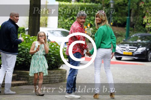 Blaricum 14 juni 2015
Rene Froger heeft een surprise feestje voor zijn vrouw Natasja georganiseerd voor haar 50e verjaardag. Het feest vindt plaats in de tuin van hun huis. Natasja met kleindochter Charlie