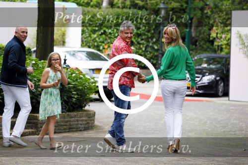 Blaricum 14 juni 2015
Rene Froger heeft een surprise feestje voor zijn vrouw Natasja georganiseerd voor haar 50e verjaardag. Het feest vindt plaats in de tuin van hun huis. Natasja met kleindochter Charlie