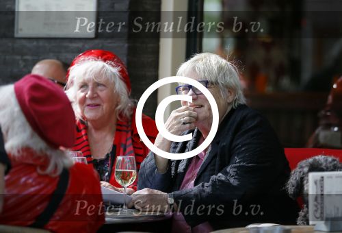 Amsterdam 12 mei 2015  
Nelly Frijda met 2 ex prostituees (ouwehoeren) Louise Fokkens en Martine Fokkens op terras