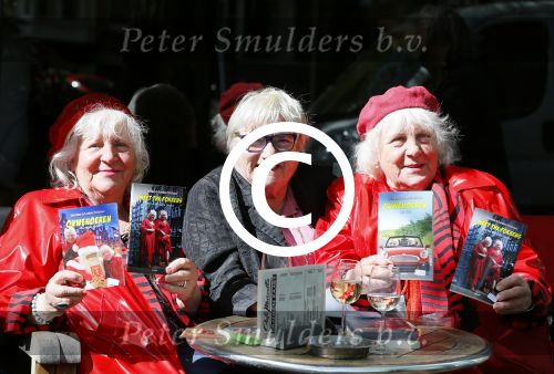 Amsterdam 12 mei 2015  
Nelly Frijda met 2 ex prostituees (ouwehoeren) Louise Fokkens en Martine Fokkens op terras
