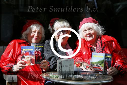 Amsterdam 12 mei 2015  
Nelly Frijda met 2 ex prostituees (ouwehoeren) Louise Fokkens en Martine Fokkens op terras