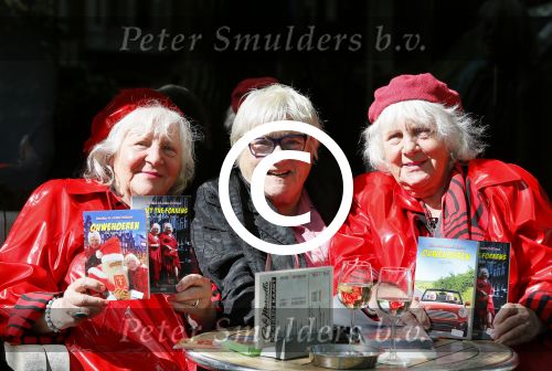 Amsterdam 12 mei 2015  
Nelly Frijda met 2 ex prostituees (ouwehoeren) Louise Fokkens en Martine Fokkens op terras