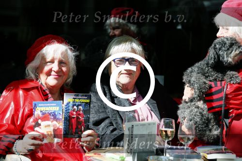 Amsterdam 12 mei 2015  
Nelly Frijda met 2 ex prostituees (ouwehoeren) Louise Fokkens en Martine Fokkens op terras