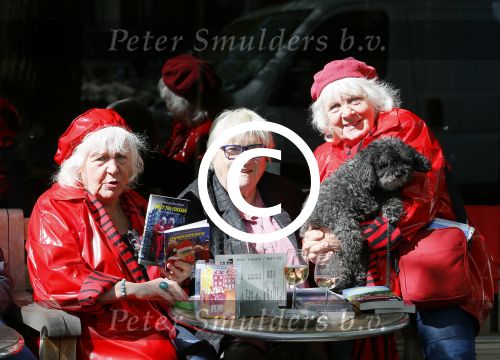 Amsterdam 12 mei 2015  
Nelly Frijda met 2 ex prostituees (ouwehoeren) Louise Fokkens en Martine Fokkens op terras