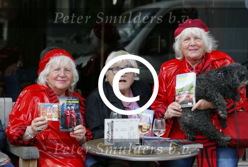 Amsterdam 12 mei 2015  
Nelly Frijda met 2 ex prostituees (ouwehoeren) Louise Fokkens en Martine Fokkens op terras