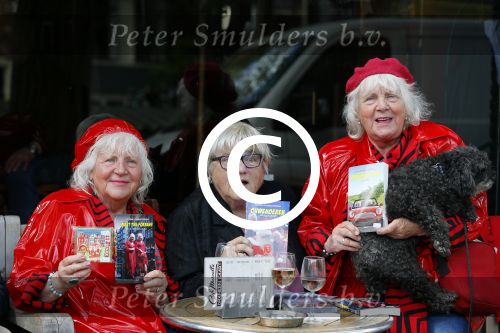Amsterdam 12 mei 2015  
Nelly Frijda met 2 ex prostituees (ouwehoeren) Louise Fokkens en Martine Fokkens op terras