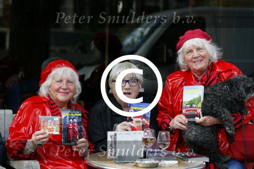 Amsterdam 12 mei 2015  
Nelly Frijda met 2 ex prostituees (ouwehoeren) Louise Fokkens en Martine Fokkens op terras