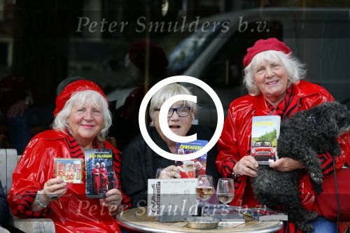 Amsterdam 12 mei 2015  
Nelly Frijda met 2 ex prostituees (ouwehoeren) Louise Fokkens en Martine Fokkens op terras