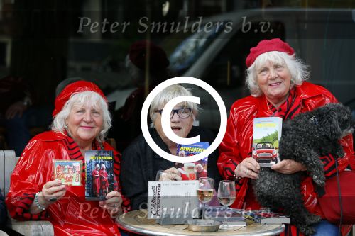 Amsterdam 12 mei 2015  
Nelly Frijda met 2 ex prostituees (ouwehoeren) Louise Fokkens en Martine Fokkens op terras