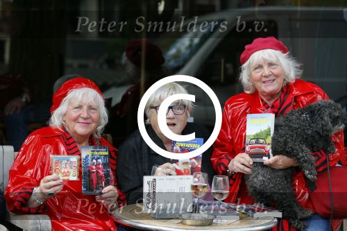 Amsterdam 12 mei 2015  
Nelly Frijda met 2 ex prostituees (ouwehoeren) Louise Fokkens en Martine Fokkens op terras