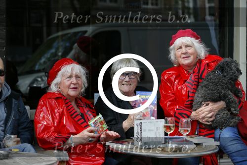 Amsterdam 12 mei 2015  
Nelly Frijda met 2 ex prostituees (ouwehoeren) Louise Fokkens en Martine Fokkens op terras