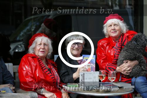 Amsterdam 12 mei 2015  
Nelly Frijda met 2 ex prostituees (ouwehoeren) Louise Fokkens en Martine Fokkens op terras