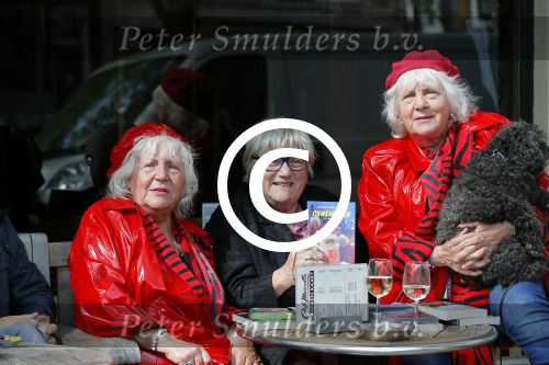 Amsterdam 12 mei 2015  
Nelly Frijda met 2 ex prostituees (ouwehoeren) Louise Fokkens en Martine Fokkens op terras