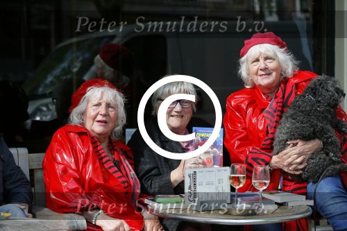 Amsterdam 12 mei 2015  
Nelly Frijda met 2 ex prostituees (ouwehoeren) Louise Fokkens en Martine Fokkens op terras