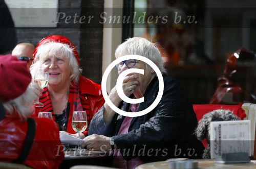 Amsterdam 12 mei 2015  
Nelly Frijda met 2 ex prostituees (ouwehoeren) Louise Fokkens en Martine Fokkens op terras