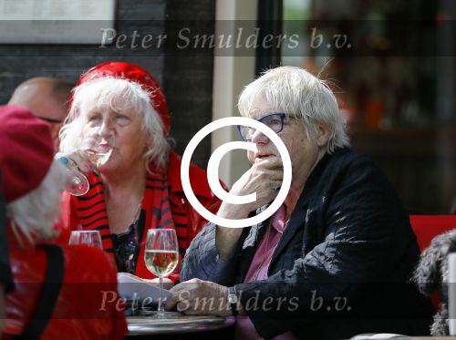 Amsterdam 12 mei 2015  
Nelly Frijda met 2 ex prostituees (ouwehoeren) Louise Fokkens en Martine Fokkens op terras