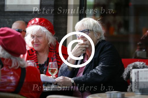 Amsterdam 12 mei 2015  
Nelly Frijda met 2 ex prostituees (ouwehoeren) Louise Fokkens en Martine Fokkens op terras