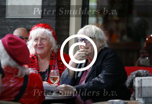 Amsterdam 12 mei 2015  
Nelly Frijda met 2 ex prostituees (ouwehoeren) Louise Fokkens en Martine Fokkens op terras