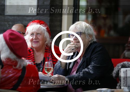 Amsterdam 12 mei 2015  
Nelly Frijda met 2 ex prostituees (ouwehoeren) Louise Fokkens en Martine Fokkens op terras