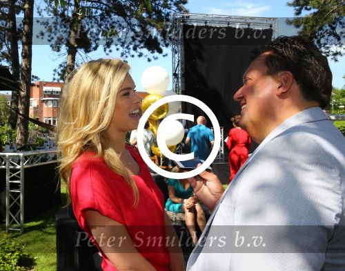 Amsterdam, 4 Juni 2015
Party van Talkies Magazine op het terras van het Hilton Hotel op de Apollolaan.
Nicolette v Dam in gesprek met Edwin Bredius