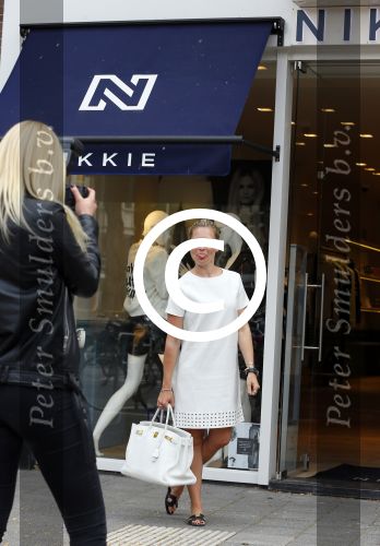 Amsterdam 22 mei 2015
Nikkie Plessen wordt voor haar winkel gefotografeerd.