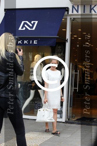 Amsterdam 22 mei 2015
Nikkie Plessen wordt voor haar winkel gefotografeerd.