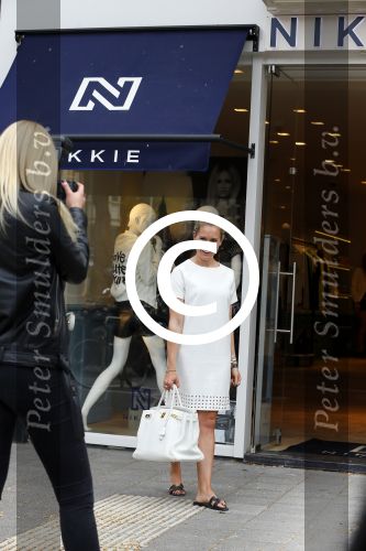 Amsterdam 22 mei 2015
Nikkie Plessen wordt voor haar winkel gefotografeerd.