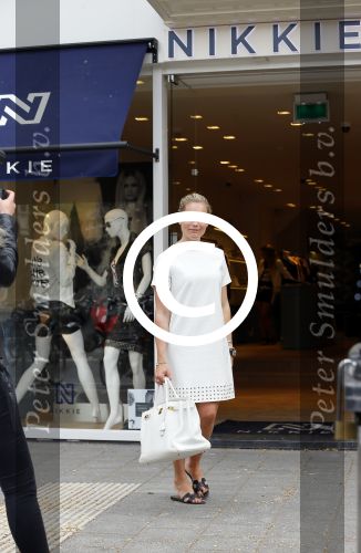 Amsterdam 22 mei 2015
Nikkie Plessen wordt voor haar winkel gefotografeerd.