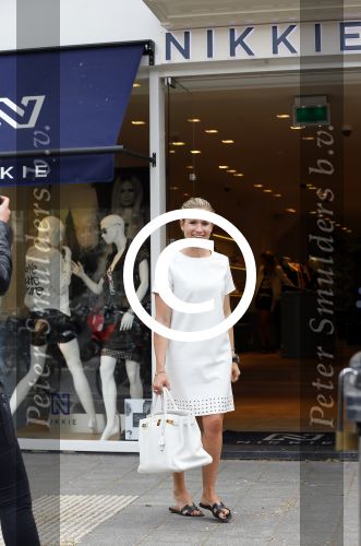 Amsterdam 22 mei 2015
Nikkie Plessen wordt voor haar winkel gefotografeerd.