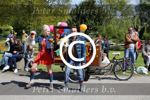 Alphen aan de Rijn 7 mei 2015
Patrick Martens (Koen),Aad van Toor (Adriaan), Bas van Toor (Bassie) en Janouk Kelderman (Keet) tijdens de opnamedag van de nieuwe speelfilm Keet & Koen en de speurtocht naar Bassie & Adriaan .