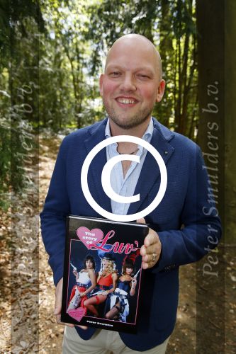 Hilversum 1 mei 2015
Boek presentatie van LUV. Marga Scheide en Jose Hoebee zijn aanwezig in de wisseloord studio\'s.
Peter Boonstra is de maker van het boek.