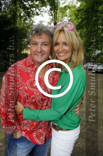 Blaricum 14 juni 2015
Rene Froger heeft een surprise feestje voor zijn vrouw Natasja georganiseerd voor haar 50e verjaardag. Het feest vindt plaats in de tuin van hun huis.