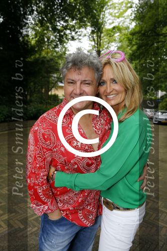 Blaricum 14 juni 2015
Rene Froger heeft een surprise feestje voor zijn vrouw Natasja georganiseerd voor haar 50e verjaardag. Het feest vindt plaats in de tuin van hun huis. Natasja met kleindochter Charlie