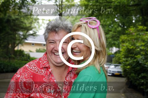 Blaricum 14 juni 2015
Rene Froger heeft een surprise feestje voor zijn vrouw Natasja georganiseerd voor haar 50e verjaardag. Het feest vindt plaats in de tuin van hun huis. Natasja met kleindochter Charlie