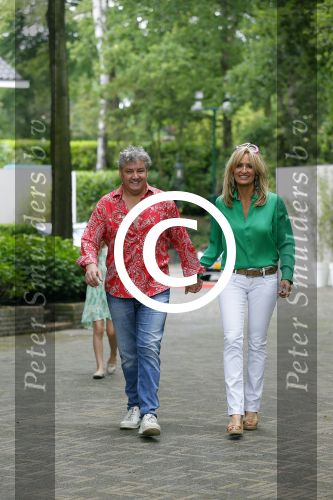 Blaricum 14 juni 2015
Rene Froger heeft een surprise feestje voor zijn vrouw Natasja georganiseerd voor haar 50e verjaardag. Het feest vindt plaats in de tuin van hun huis. Natasja met kleindochter Charlie