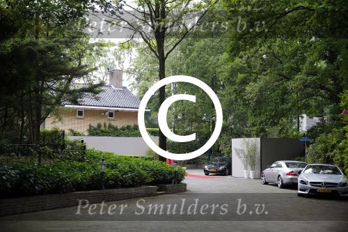 Blaricum 14 juni 2015
Rene Froger heeft een surprise feestje voor zijn vrouw Natasja georganiseerd voor haar 50e verjaardag. Het feest vindt plaats in de tuin van hun huis.