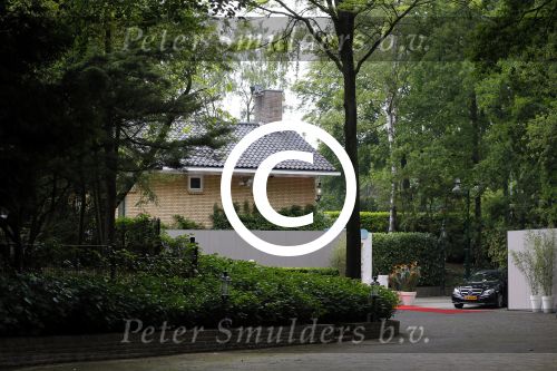 Blaricum 14 juni 2015
Rene Froger heeft een surprise feestje voor zijn vrouw Natasja georganiseerd voor haar 50e verjaardag. Het feest vindt plaats in de tuin van hun huis.