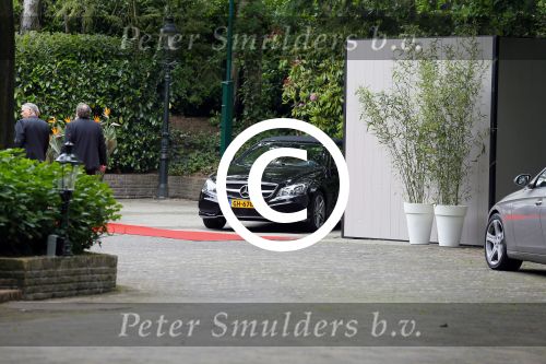 Blaricum 14 juni 2015
Rene Froger heeft een surprise feestje voor zijn vrouw Natasja georganiseerd voor haar 50e verjaardag. Het feest vindt plaats in de tuin van hun huis.
