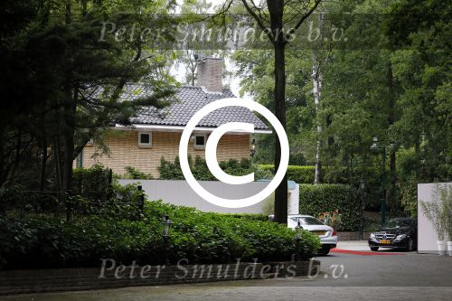 Blaricum 14 juni 2015
Rene Froger heeft een surprise feestje voor zijn vrouw Natasja georganiseerd voor haar 50e verjaardag. Het feest vindt plaats in de tuin van hun huis.