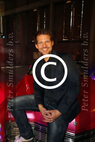 Amsterdam 8 mei 2015  
Albert Verlinde presenteert de cast van Grease met oaTim Douwsma , Vajen van den Bosch Rene v Kooten Tommie Christiaan en Mylene d\'Anjou.
De presentatie is bij de westergasfabriek.