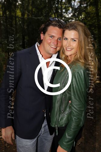 Hilversum 1 mei 2015
Boek presentatie van LUV. Marga Scheide en Jose Hoebee zijn aanwezig in de wisseloord studio\'s.
Peter Boonstra is de maker van het boek.
Renee Gunning met vriend