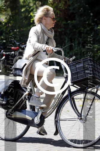 Amsterdam 7 juni 2015 
Renee Soutendijk op de fiets in Amsterdam.