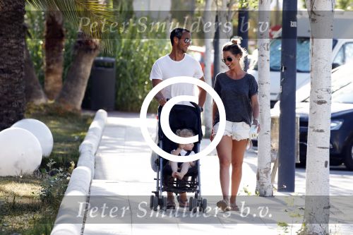 ibiza 15 mei 2015
Renee Vervoorn met man Guy v d Reijden en dochter Monroe op ibiza